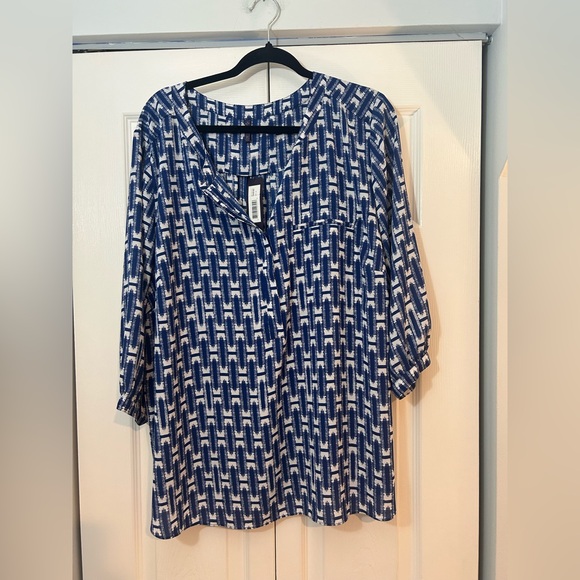 NYDJ Blue White Geometric Print V-Neck Blouse Size 2X NWT - Picture 3 of 6